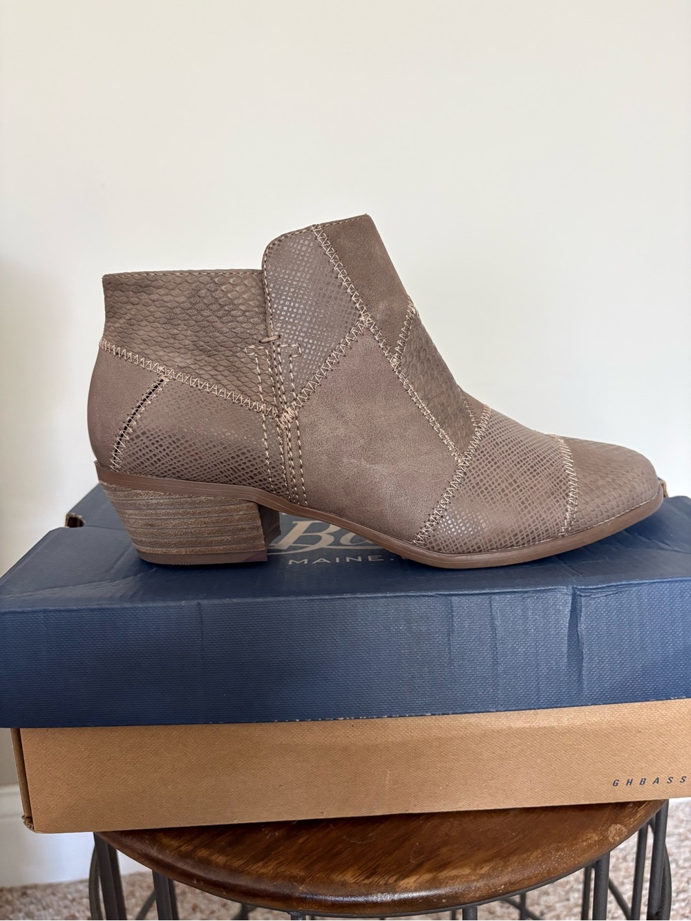 G.H. Bass & Co. Bass-Nina Shoe Box — Navy & Kraft Brown